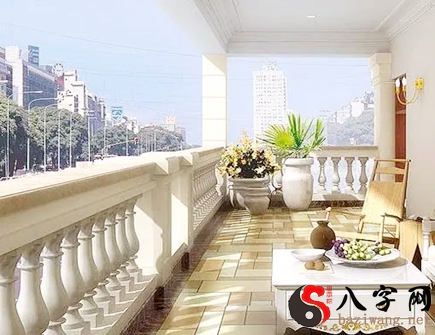 阳台对着大门的风水影响