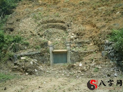 梦见自己的坟墓