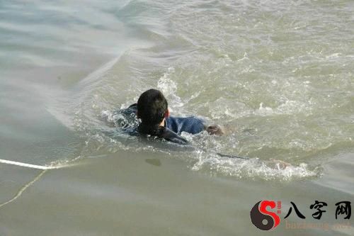 梦见落水被人救起