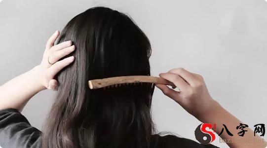 梦见自己梳头掉头发